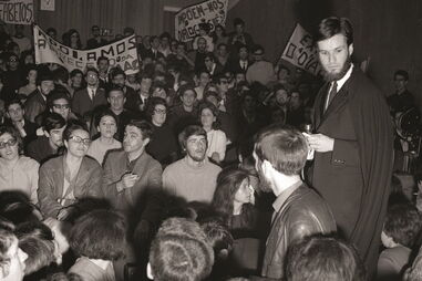 Alberto Martins com os estudantes  na sala onde, momentos antes, confrontara o Presidente Tomás; pouco depois foi preso pela PIDE 