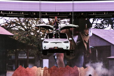 Um Tesla Model X suspenso no ar? Cantor Jaden Smith surpreende no festival Coachella