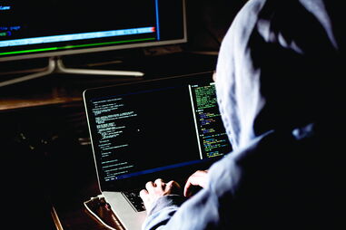 Português e a namorada sueca intercetavam mails trocados entre empresas e faziam passar-se por credores   