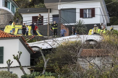 Autocarro com 57 passageiros caiu de ribanceira na Madeira