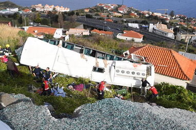 Autocarro cai sobre casa e mata 29 pessoas na Madeira