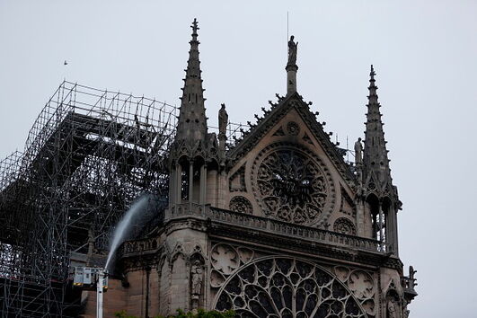 França deitou-se entre lágrimas e chamas. Paris amanhece com Notre-Dame em cinzas