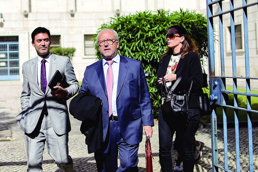 Domingos Farinho com o advogado e a mulher, ontem à saída do TCIC