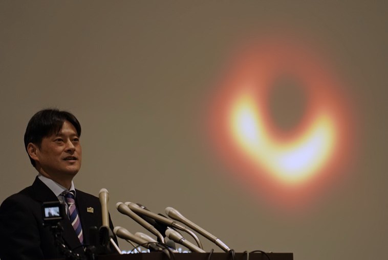 Mareki Honma na conferência de imprensa em Tóquio sobre o buraco negro