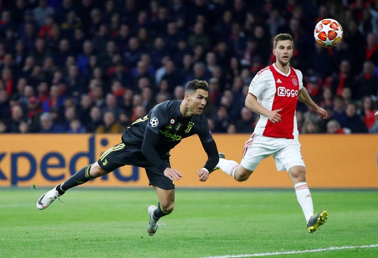 Cristiano Ronaldo marca pela Juventus frente ao Ajax