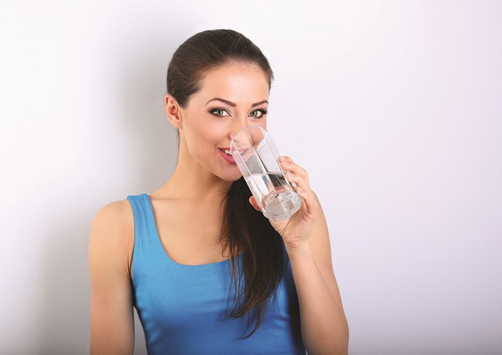 Beber água permite manter uma pele hidratada e retira a sensação de ter os lábios e a língua secos