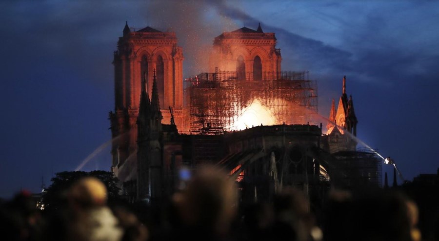 Catedral de Notre-Dame engolida pelas chamas