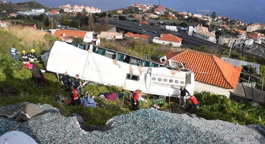 Autocarro cai sobre casa e mata 29 pessoas na Madeira
