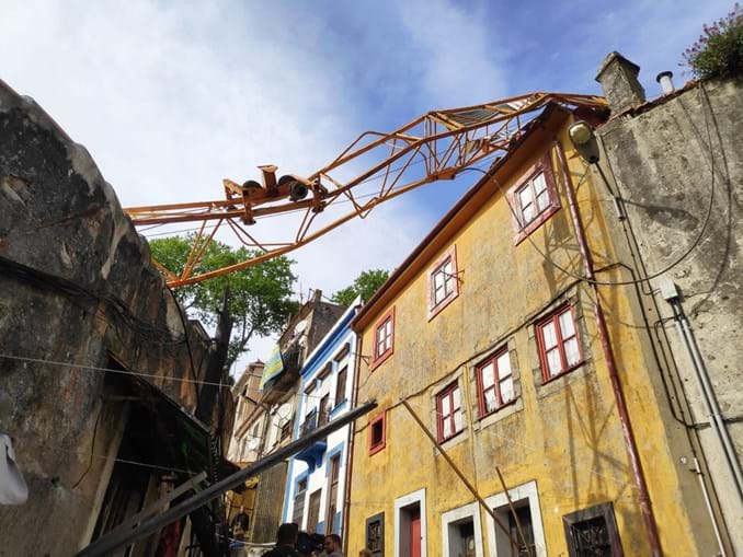  Grua cai e danifica casas no centro do Porto