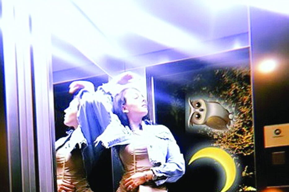 Georgina acaricia barriguinha