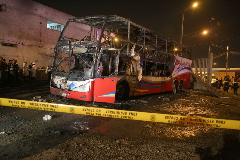 Pelo menos 20 mortos e 12 feridos em incêndio num autocarro na capital do Peru