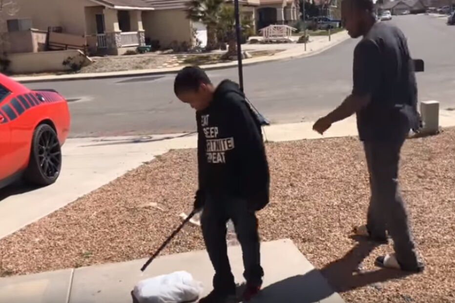 Pai obriga filho a destruir consola por tirar más notas na escola