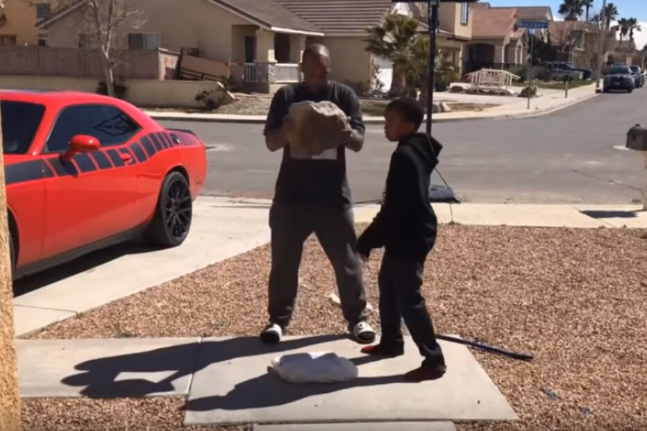 Pai obriga filho a destruir consola por tirar más notas na escola