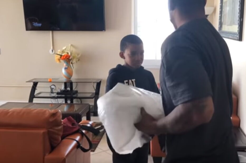 Pai obriga filho a destruir consola por tirar más notas na escola