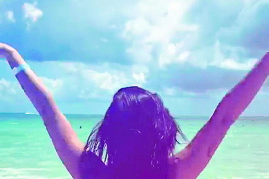 Rita Pereira exibe bumbum nas férias