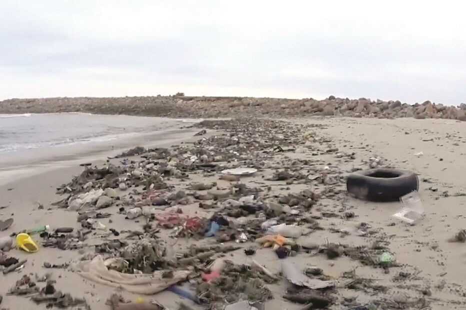 Detritos de vária ordem têm chegado à ilha de Tavira e também à praia do Forte da Barra, na ilha de Cabanas  