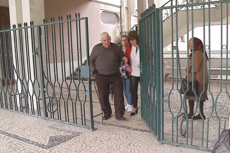 Quatro dos arguidos à porta do Tribunal de Penafiel, onde decorreu a primeira sessão do julgamento 