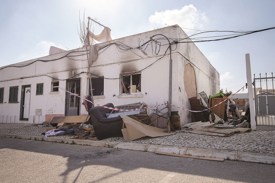 Habitação na rua Manuel Paula Ventura, em Quelfes, ficou completamente destruída depois do incêndio