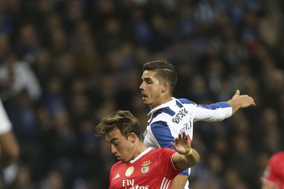 André Horta a jogar pelo Benfica no estádio do Dragão