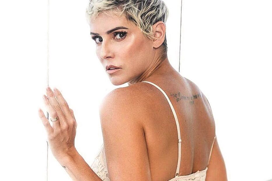 Deborah Secco arrasa em lingerie