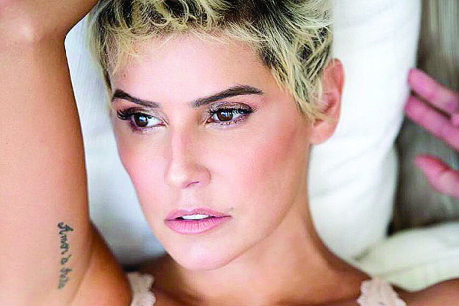 Deborah Secco arrasa em lingerie