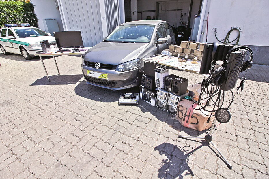 Na operação foram apreendidos dois veículos, 5 mil euros em dinheiro, um bastão extensível e material eletrónico  