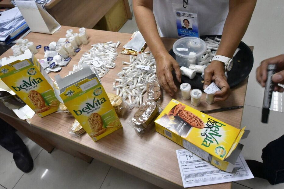 Aranhas encontradas dentro de pacotes de bolachas em aeroporto