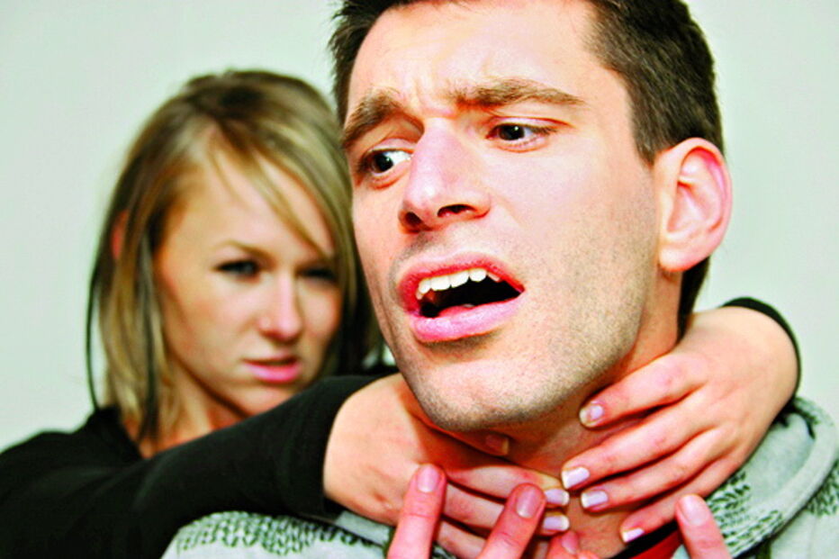 Mulher entre os agressores   