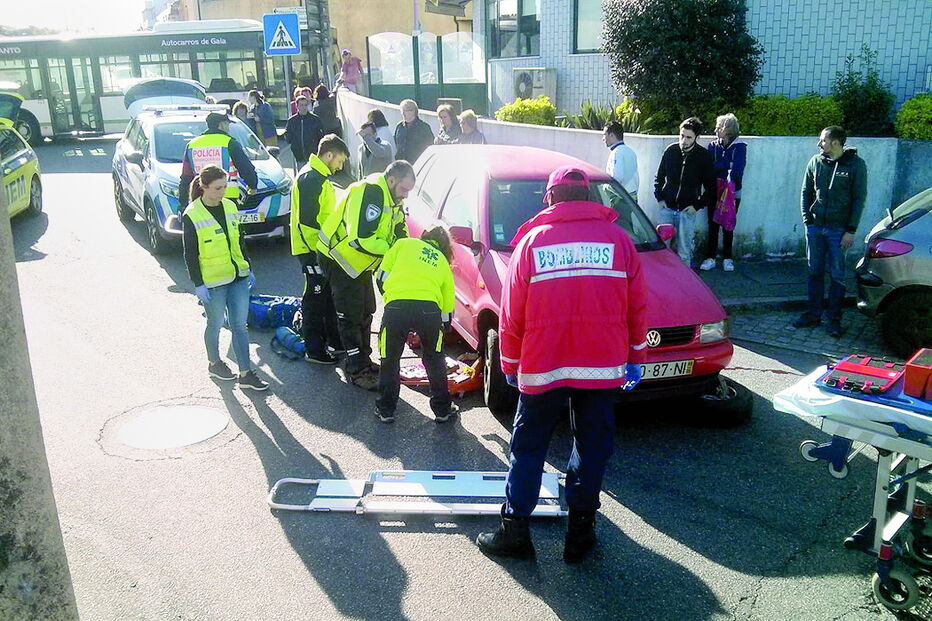 Vítima ficou debaixo de carro após ter sido atropelada na rua das Carvalhas