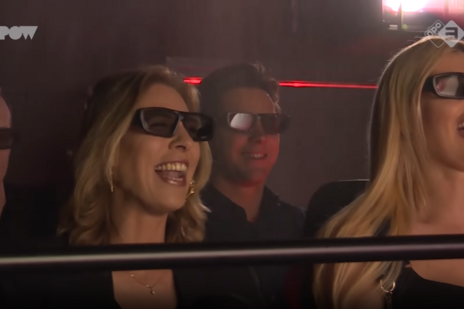 Já conhece o novo cinema pornográfico em 5D? Cadeiras movem-se e são utilizados jatos de ar e água