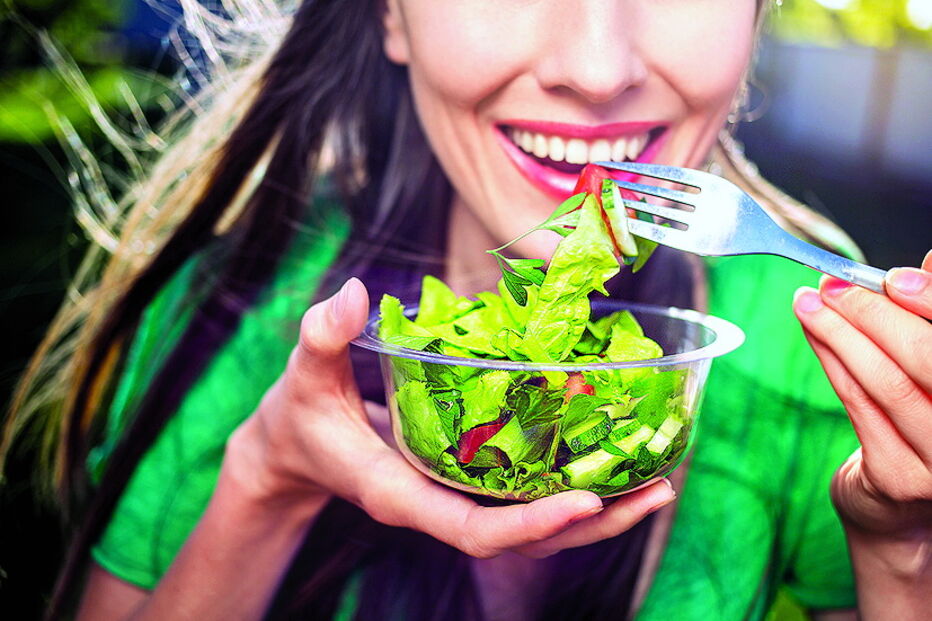 Saladas verdes garantem a hidratação necessária durante os meses mais quentes 