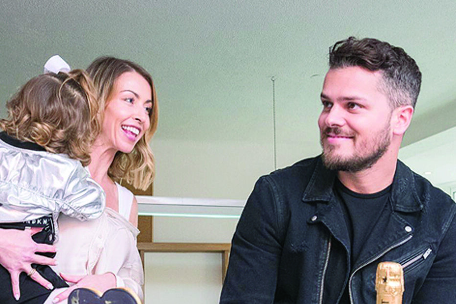 Festa contou com um bolo de aniversário decorado com fotos de família