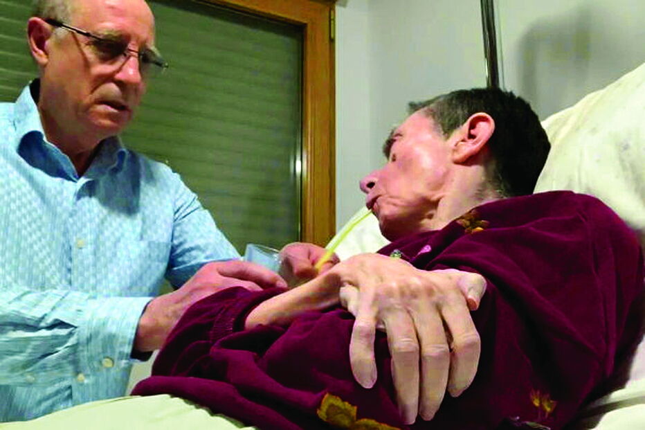 Hernández com a mulher, María Carrasco, meses antes do suicídio assistido  