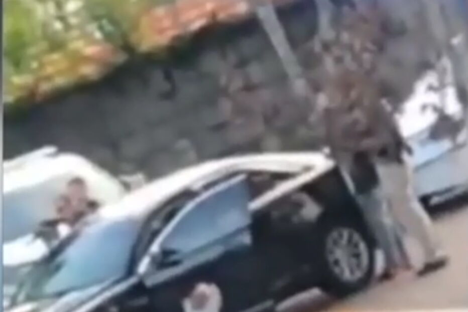Vídeo mostra criança a entregar à polícia depois de ver os pais a serem detidos