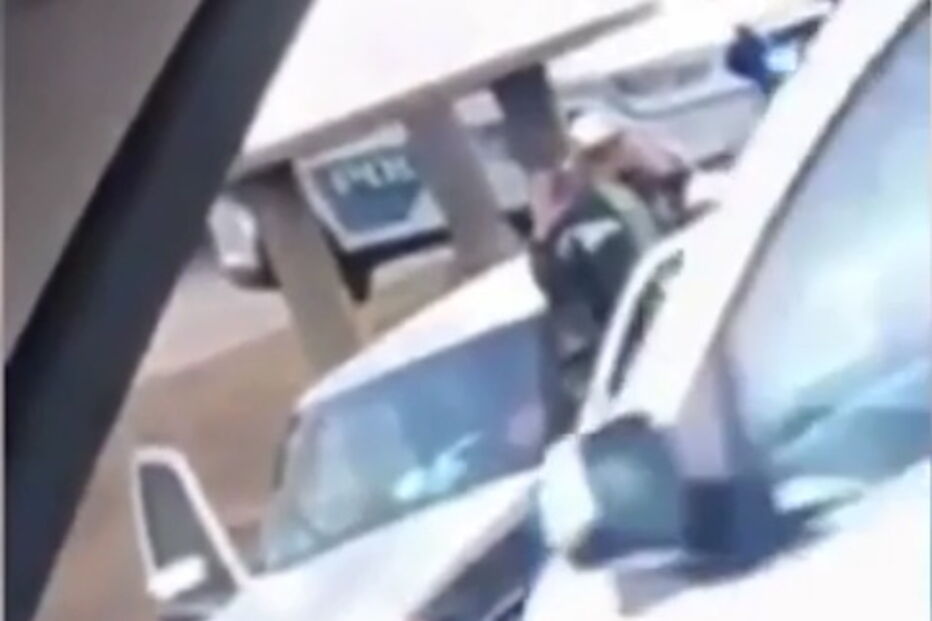 Vídeo mostra criança a entregar à polícia depois de ver os pais a serem detidos