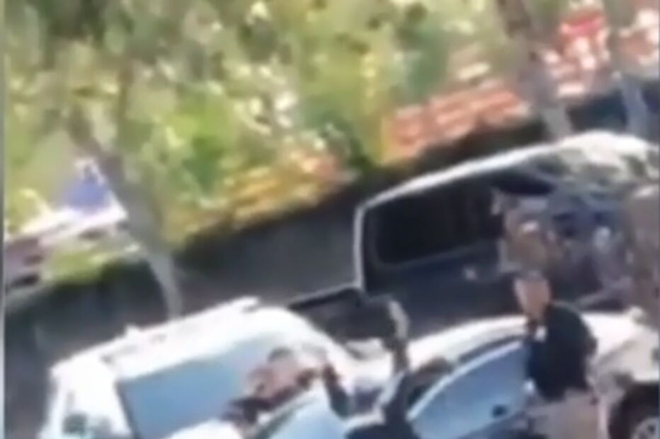 vídeo mostra criança a entregar-se à polícia