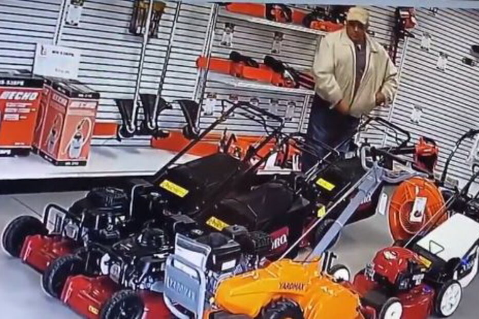 Vídeo mostra homem a colocar serra elétrica dentro das calças para a roubar