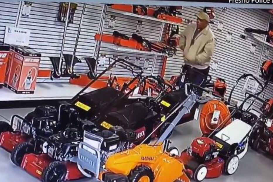 Vídeo mostra homem a colocar serra elétrica dentro das calças para a roubar