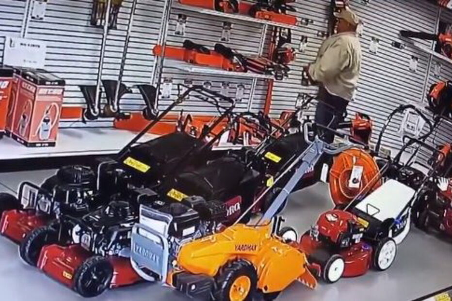 Vídeo mostra homem a colocar serra elétrica dentro das calças para a roubar