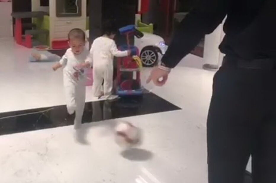 Filho mais novo de Cristiano Ronaldo já mostra dotes para o futebol