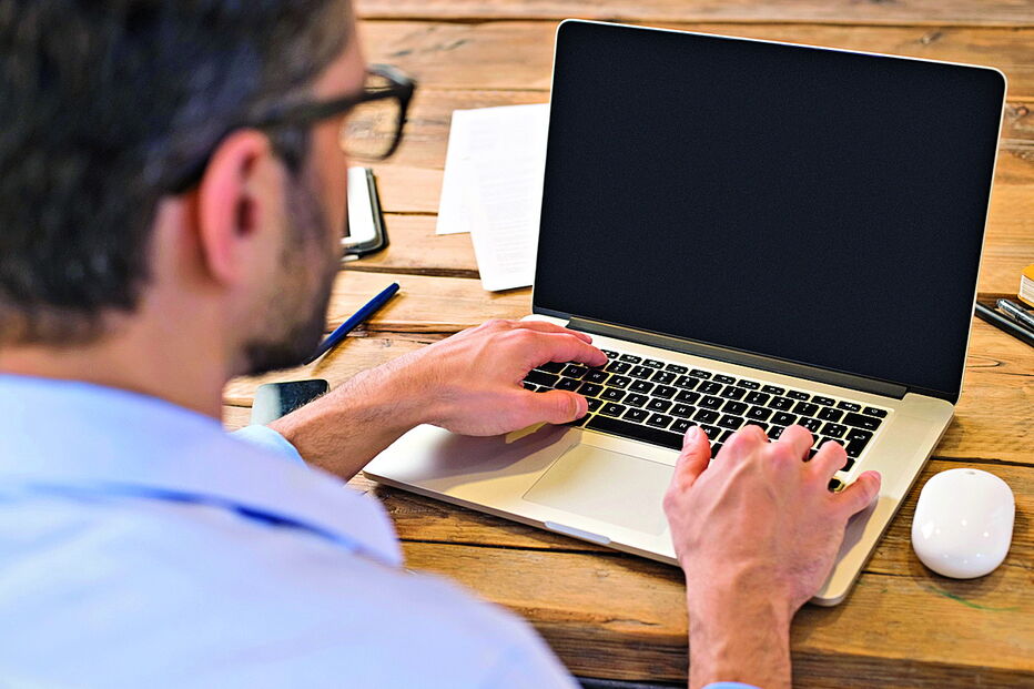 Pedófilo pedia amizade no Facebook às vítimas, com idade entre os 12 e 14 anos, a quem extorquia fotos de cariz sexual 