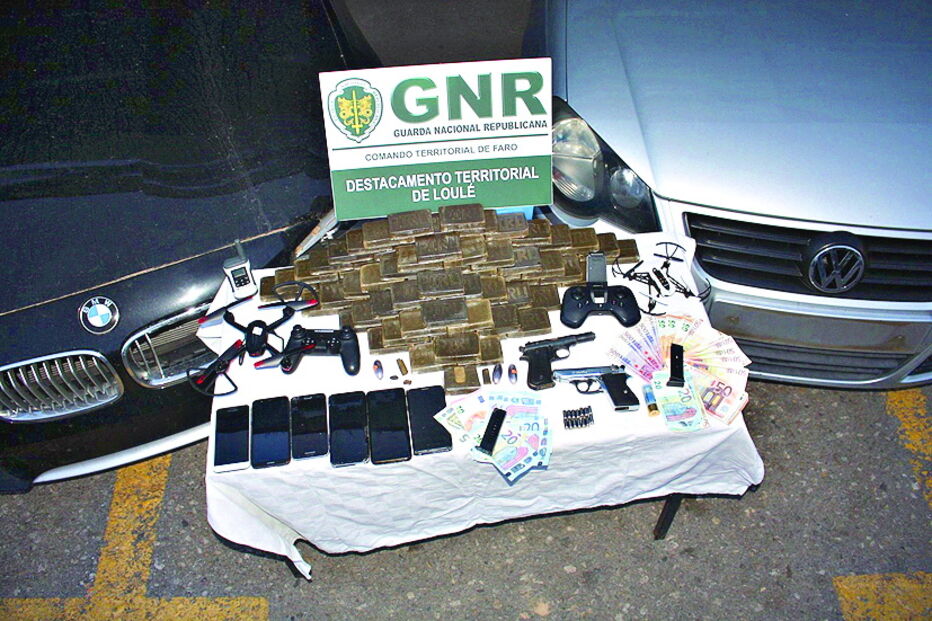 Haxixe, notas e armas recolhidos