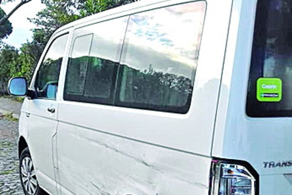 Viatura embateu numa carrinha