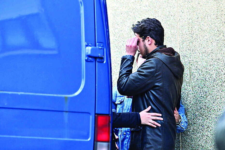 Filho mais velho de Heila Lopes acompanha saída de casa do corpo da mãe  