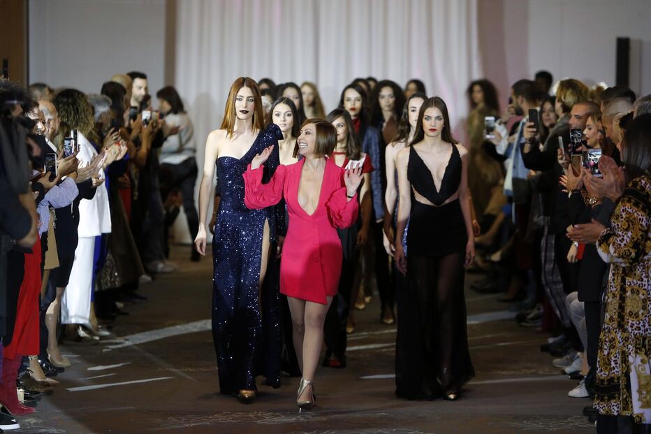 Estilista Fátima Lopes mostra vestido de Beyoncé em desfile