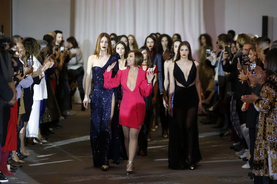 Estilista Fátima Lopes mostra vestido de Beyoncé em desfile