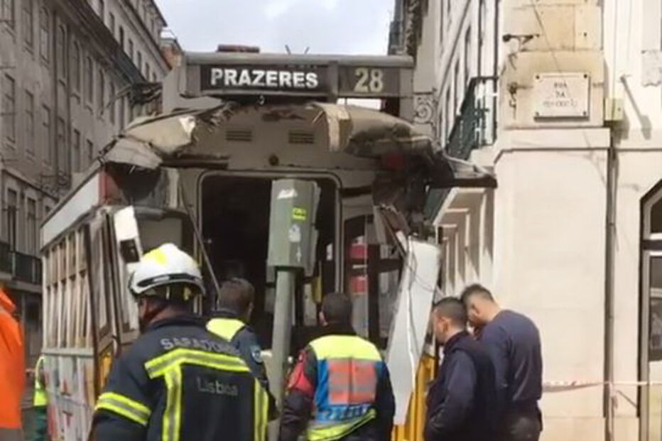 Choque entre autocarro francês e elétrico faz cinco feridos na Baixa de Lisboa 