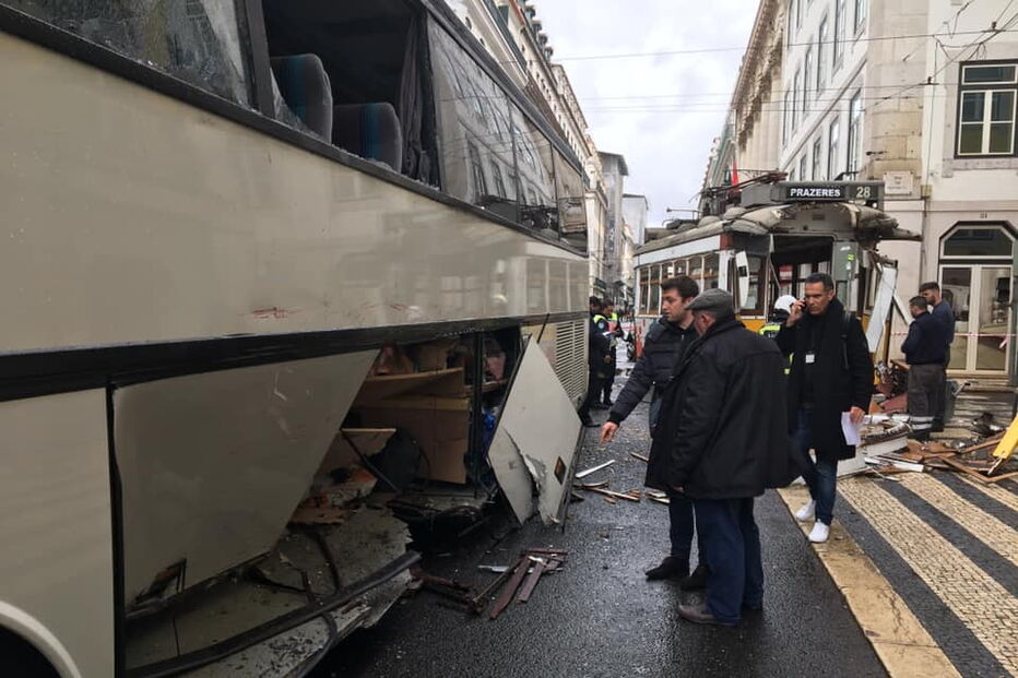 Autocarro e elétrico destruídos após colisão na Baixa de Lisboa