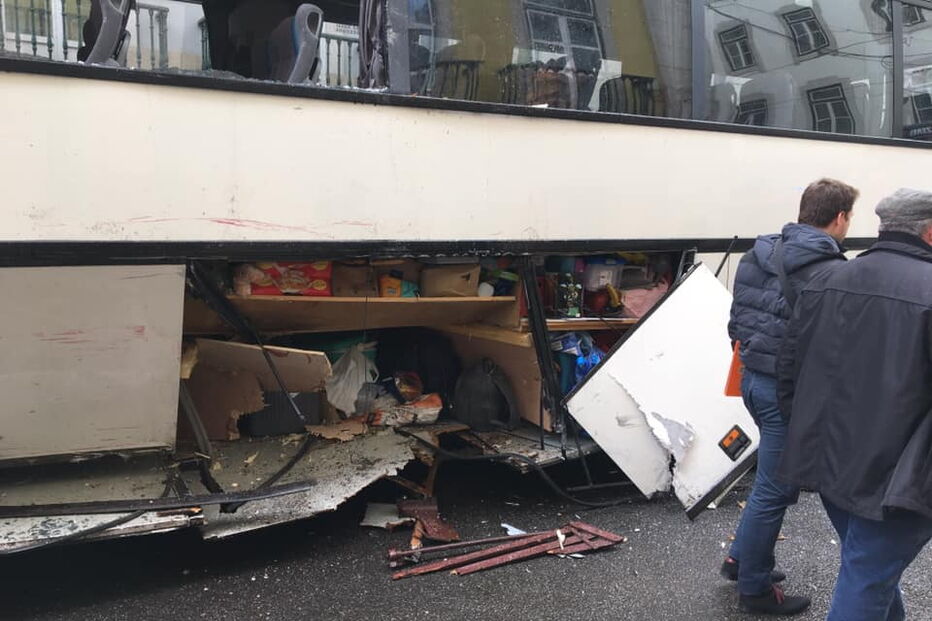 Autocarro e elétrico destruídos após colisão na Baixa de Lisboa