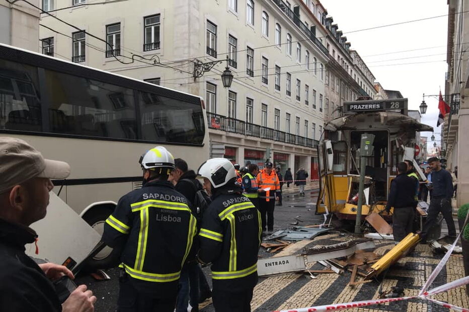 Autocarro e elétrico destruídos após colisão na Baixa de Lisboa